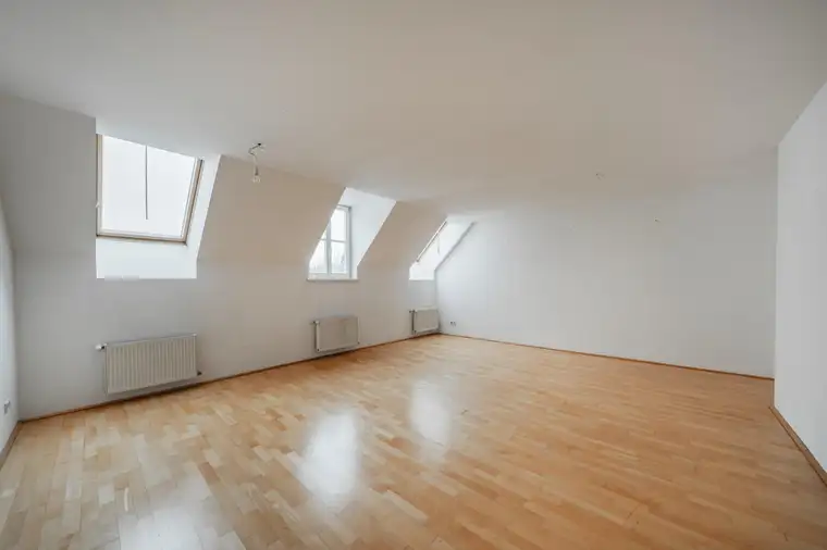 Sanierte Dachgeschoß-Maisonette mit Terrasse in begehrter Lage des 5. Bezirks