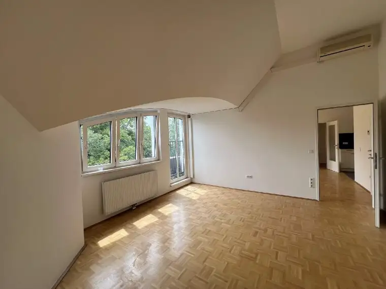 Klimatisierte, großzügige 2-Zimmer-Dachgeschosswohnung mit herrlichem Blick ins Grüne!