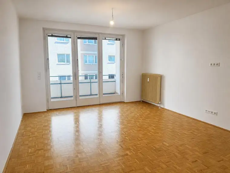 Nur wenige Schritte zum Donaukanal | Frisch sanierte 3-Zimmerwohnung mit Loggia | Ab sofort bezugsfertig