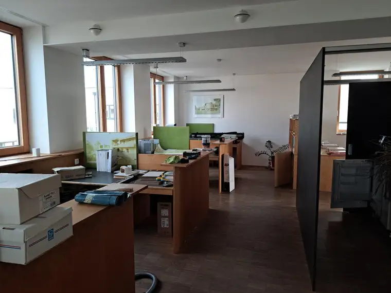 Modernes Bürohaus mit Erdwärme &amp; Solarenergie in St. Valentin - 800m², 6 Zimmer, 2 Stellplätze, Klimaanlage - für 650.000,00 €!