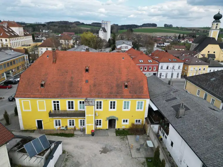Attraktives Zinshaus in Aurolzmünster – Teilrenoviert, Garten &amp; 8 Stellplätze!