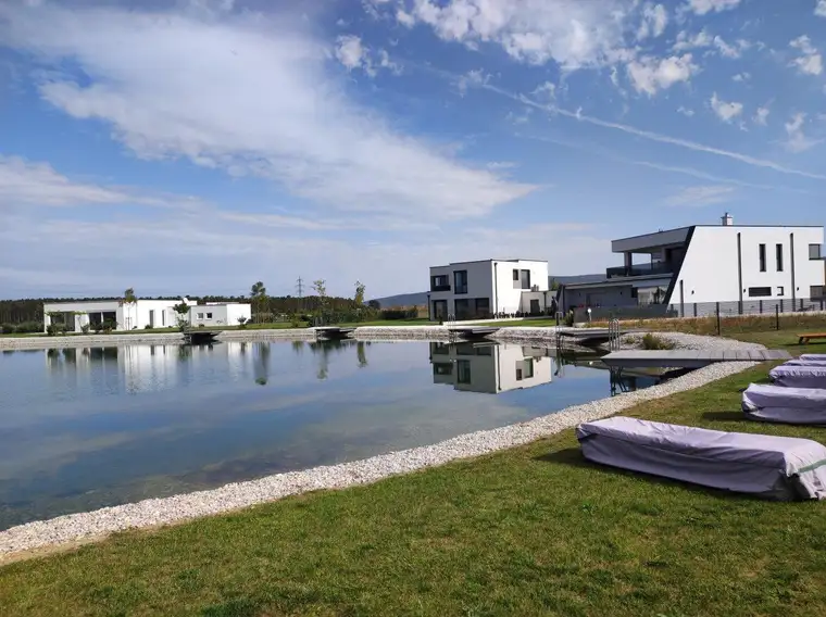 Exklusive Vorsorge-Wohnungen am privaten Badeteich und unmittelbar am Golfplatz bei Bad Erlach