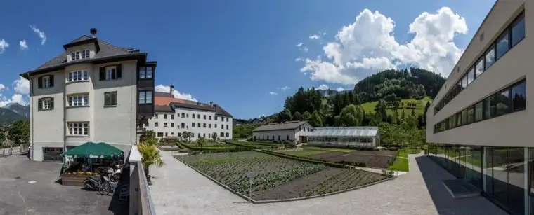 Tagescafe mit Gastgarten im Erdgeschoss, in Schwaz