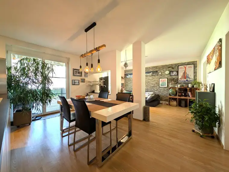 Großzügige und gepflegte Maisonettewohung mit Terrasse, Garten und 2 Parkplätzen