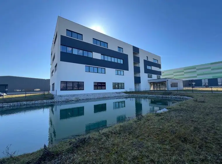Großzügige Büroräumlichkeiten 327 m² plus 25 Freistellplätze