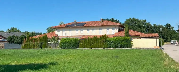 St. Florian / Markt: Attraktive Doppelhaushälfte mit Doppelgarage, Pool und neuer 10 kWp PV-Anlage