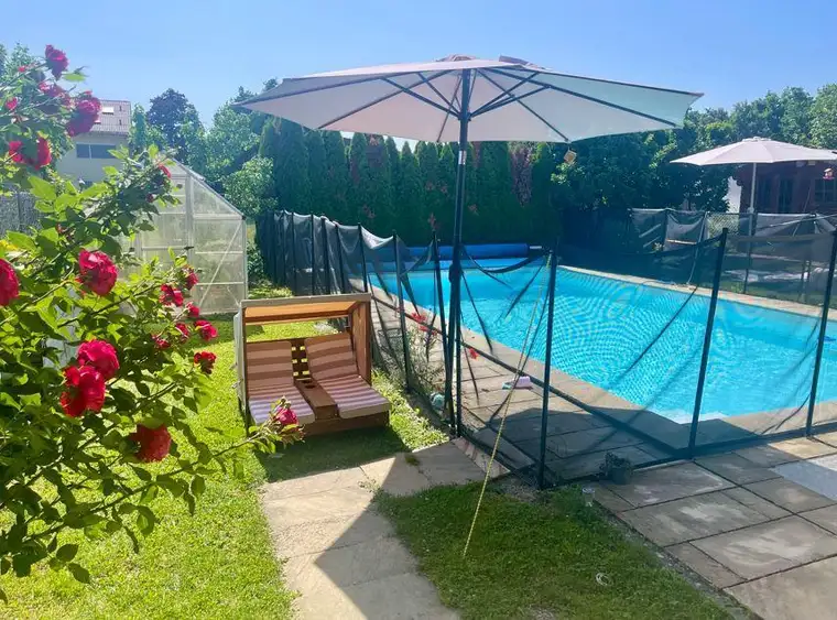 St. Florian / Markt: Attraktive Doppelhaushälfte mit Doppelgarage, Pool und neuer 10 kWp PV-Anlage