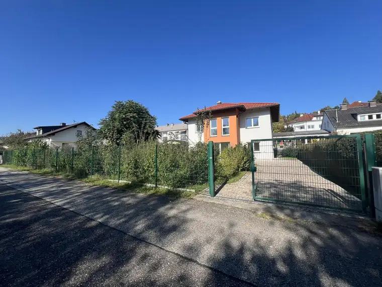 Familienfreundliches Einfamilienhaus in zentraler Lage, großzügiger Garten inklusive