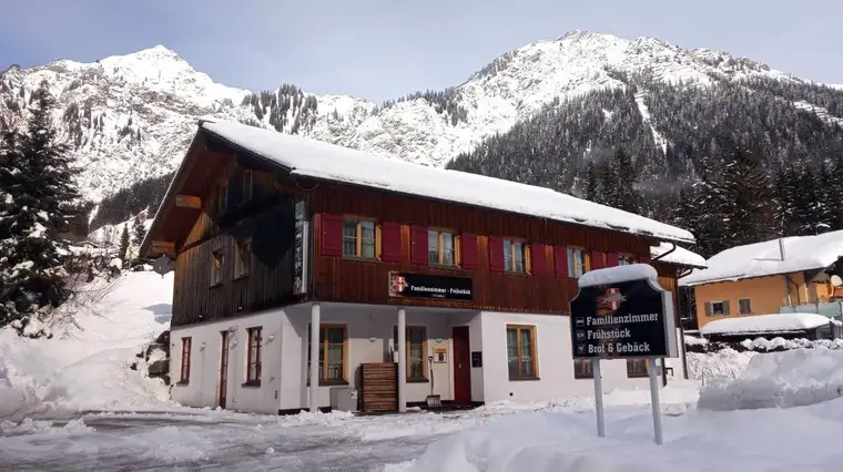 Pension mit Herz am Arlberg – Familienzimmer, Sauna &amp; geselliger Gastronomie sucht neue Ideen
