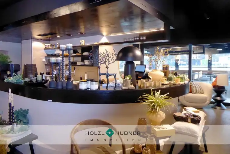 Cocktailbar mit zwei großen Terrassen