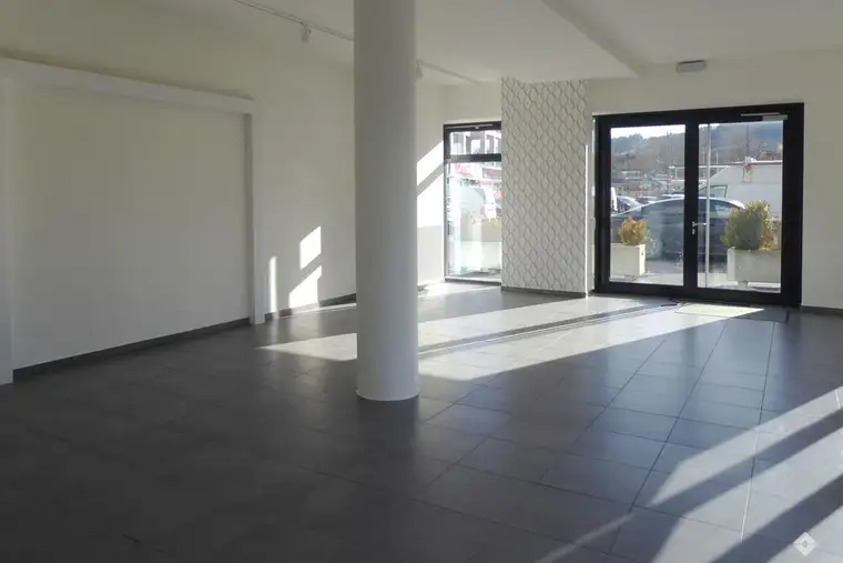 Kompaktes Geschäft mit Kundenparkplätzen
