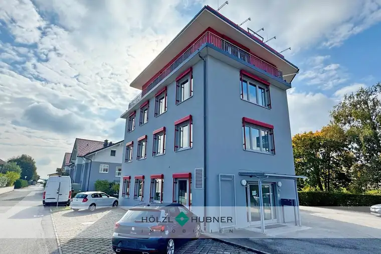 Repräsentative Gewerbeflächen mit ausgezeichneter Werbemöglichkeit zur Autobahn