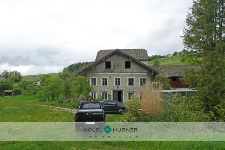 Landwirtschaftliches Gebäude mit Mühle in idyllischer Lage