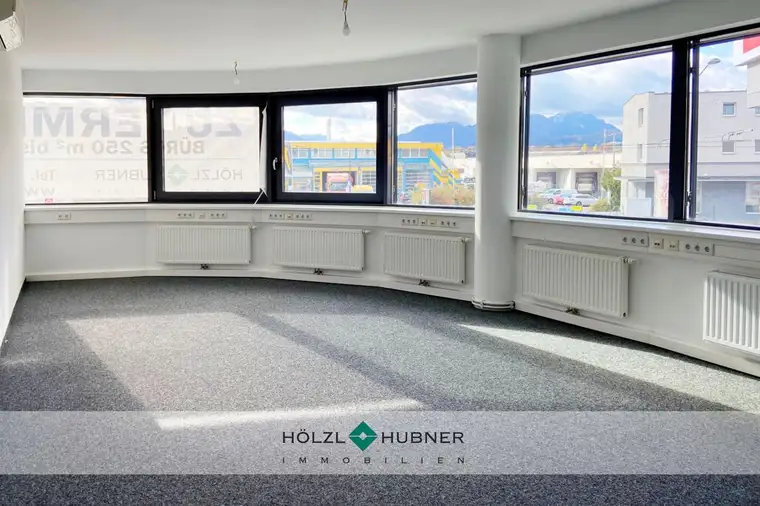 Helles Büro in modernem Haus