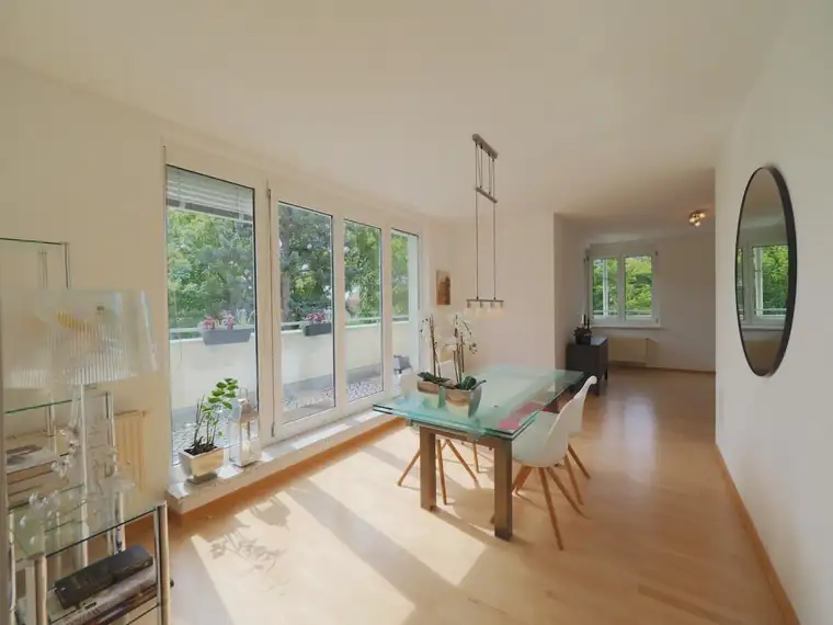 Penthouse-Wohnung im gesamten obersten Stockwerk mit einer rundumlaufenden Dachterrasse in Baden