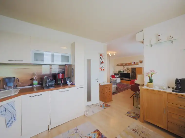 Weitblick inklusive: Helle 2-Zimmer-Wohnung mit Loggia &amp; Stellplatz in ruhiger Lage von Wr. Neudorf
