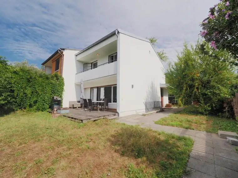Wohnen in der beliebten Tirolerhofsiedlung - Eckreihenhaus mit großem Garten auf Eigengrund !