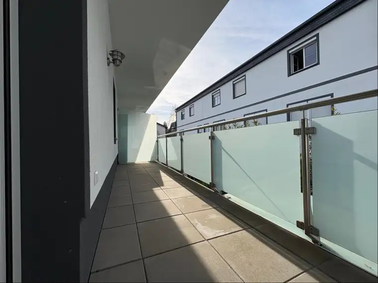 GEMÜTLICHE 2 ZIMMER-WOHNUNG MIT GROßEM BALKON