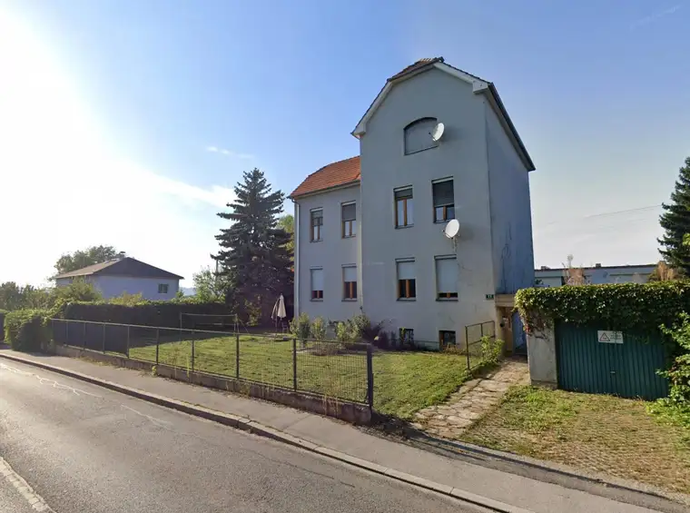 ALTBAUCHARME UNTER DEM DACH - 2-ZIMMER-WOHNUNG MIT EXTRA KÜCHE, PARKPLATZ UND GARTENANTEIL