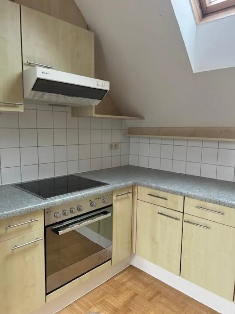 Zentrale, sonnige &amp; großzügige 3-Zimmer Dachgeschosswohnung! Geidorf/ Super Preis/ Bezug Sofort.