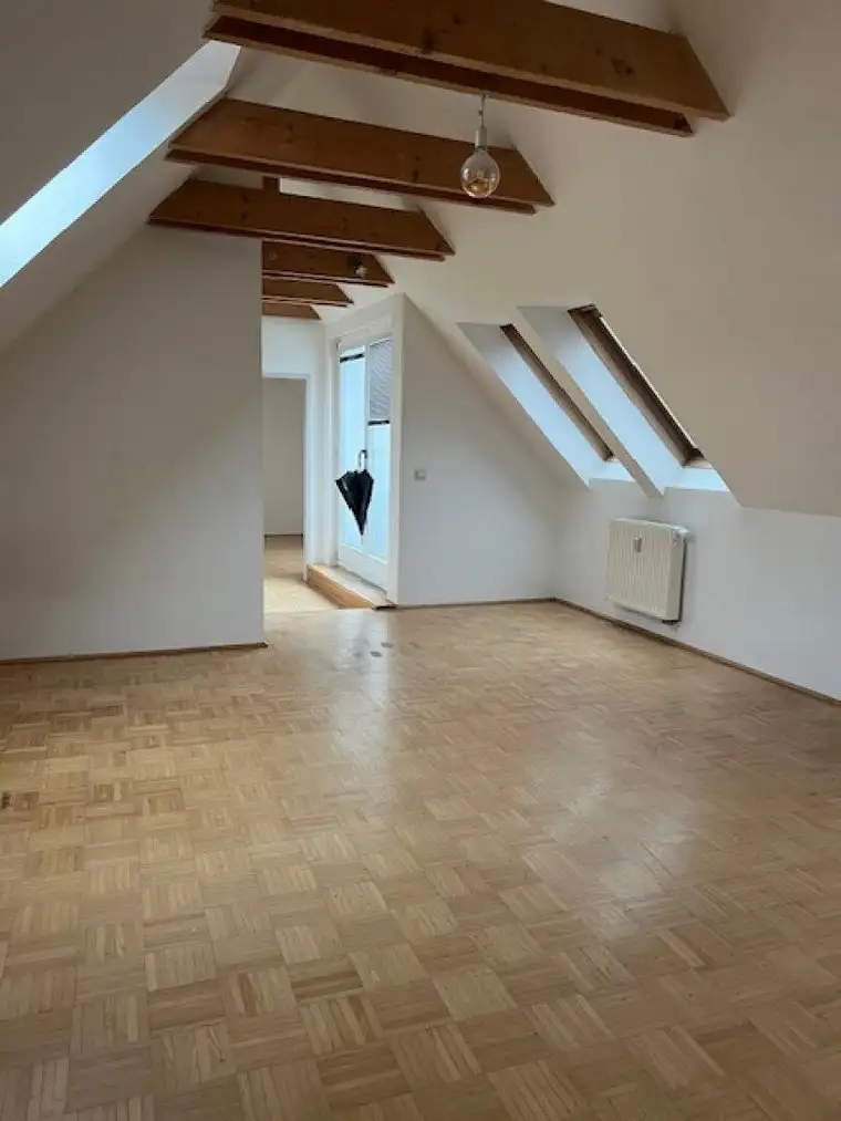 Zentrale, sonnige &amp; großzügige 3-Zimmer Dachgeschosswohnung! Geidorf/ Super Preis/ Bezug Sofort.