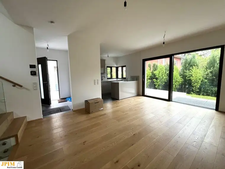 Erstbezug, wunderschöne Süd-Ost-Seitige Haushälfte, Ziegelhaus mit Stellplatz