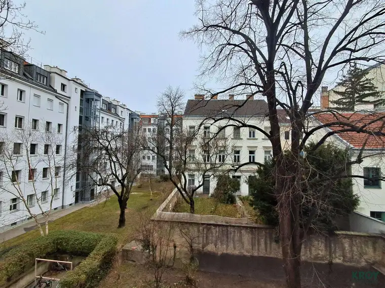 Anlage! Sonnige 3 Zimmer-Wohnung mit Loggia - zentrale Ruhelage am Enkplatz