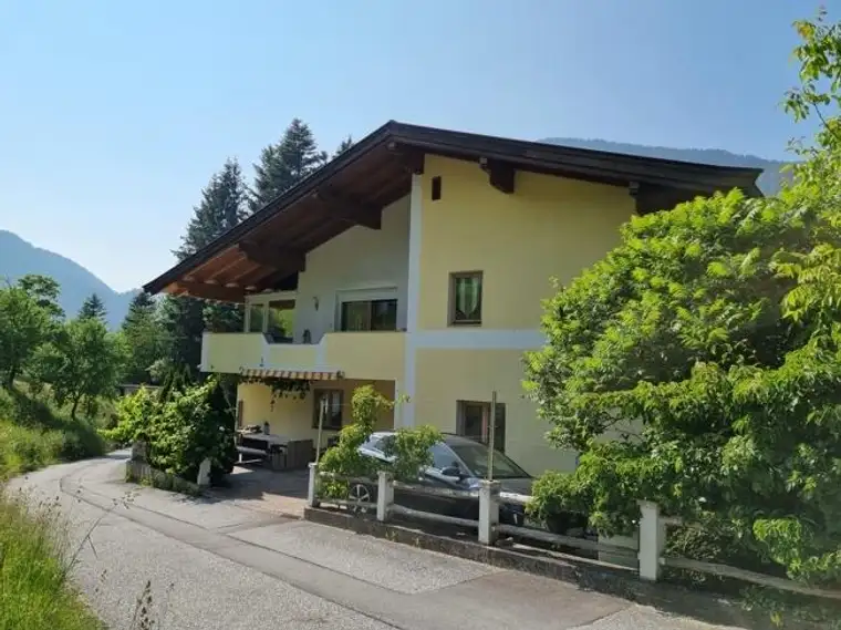 Wohnhaus mit 3 separaten Wohnungen