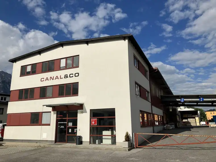 Hall in Tirol: Büro- und Verkaufsflächen in guter Lage mit direktem Anschluss zum Schienenverkehr zu vermieten!
