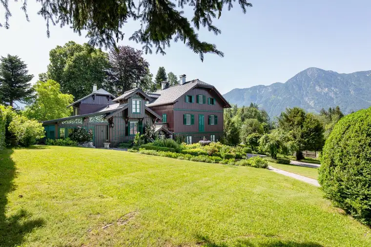 Prachtvolle Villa im Aussser-Stil mit Dachsteinblick