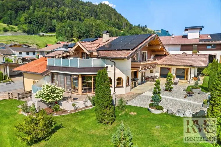 Eindrucksvolles Panorama. Privater Pool. Besonderes Wohnen.Alpines Landhaus mit besonderem Esprit