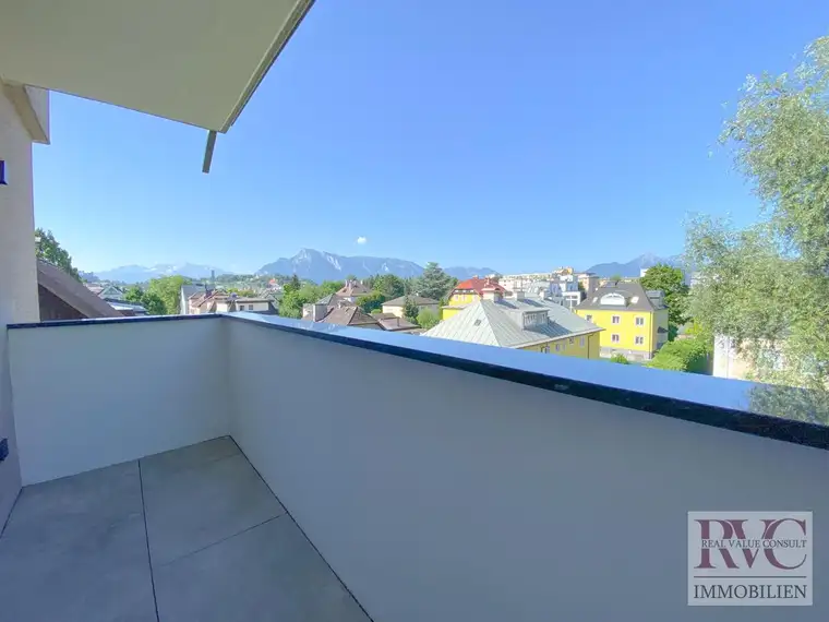 Hochwertig sanierte, sehr ruhige 2-Zimmer-Wohnung mit Balkon, Weitblick &amp; Tiefgarage in Salzachnähe