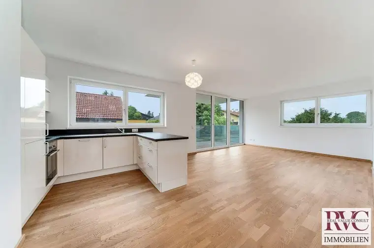 Ruhige und sehr helle 2-Zimmer-Wohnung mit großem Balkon, inklusive eigenem Parkplatz in Bürmoos.