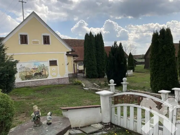 Bauernhaus mit großzügigem Nebengebäuden in sonniger Lage bei Straden