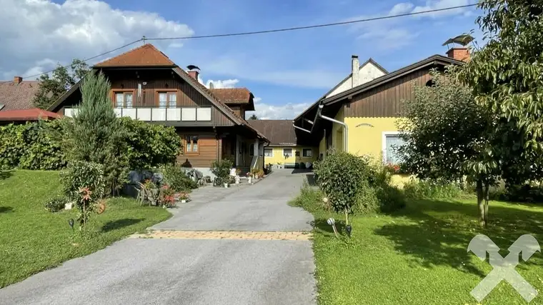 Landhaus mit Nebengebäuden und großem Grundstück im Dorfverband westlich von Graz
