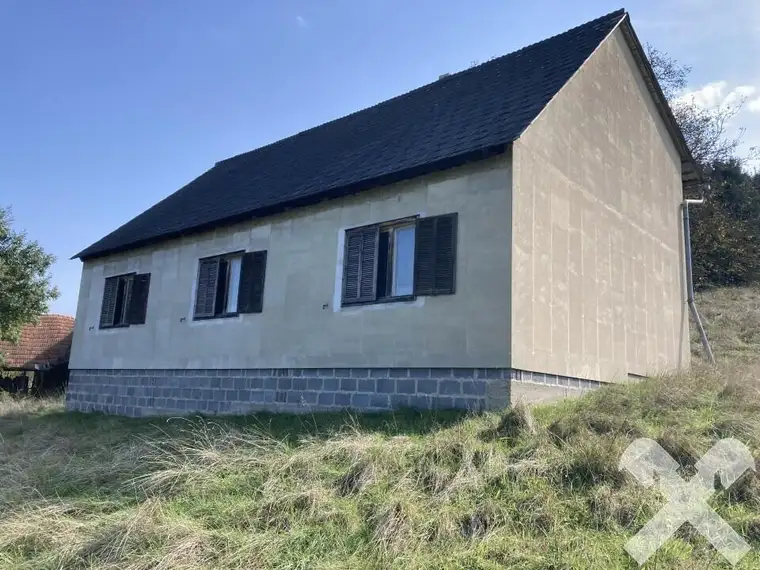 Hofstelle im Dornröschenschlaf nähe der Stadt Feldbach
