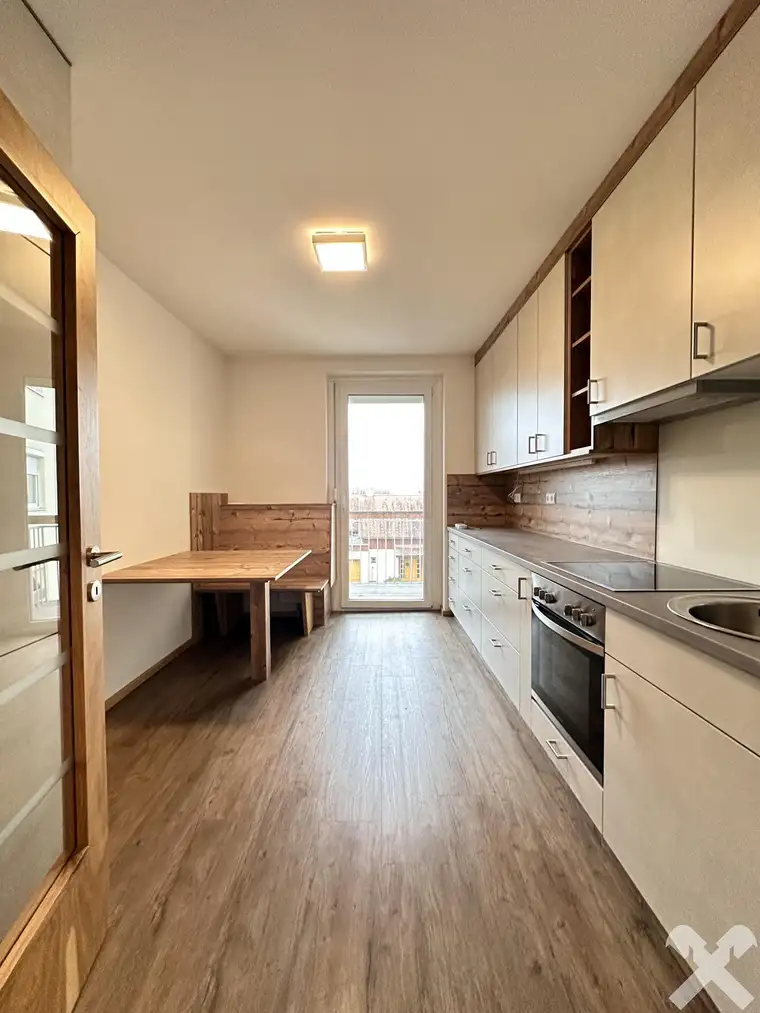 Hochwertig sanierte und helle 2-Zimmer-Wohnung mit Balkon in Graz-Waltendorf
