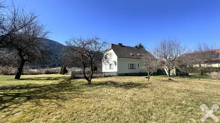 Sanierungsbedürftiges Doppelhaus mit großem Grundstück