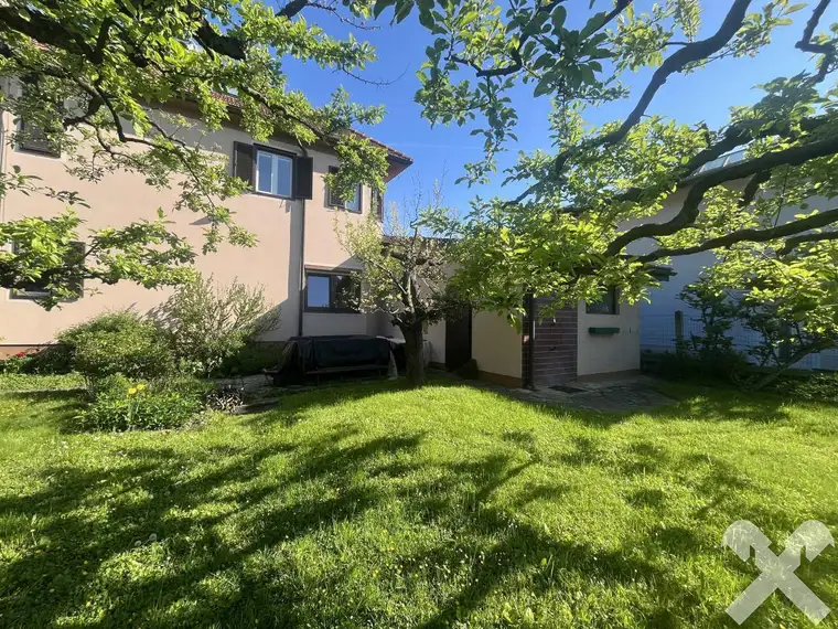 Charmantes Stadthaus mit schönem Garten in ruhiger Lage nahe der Belgier-Kaserne.