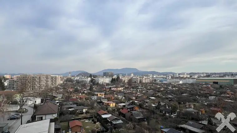 Wunderschön sanierte 3-Zimme-Wohnung mit Schloßbergblick!
