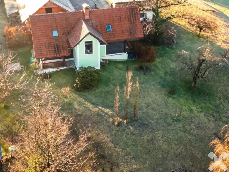 Machen Sie uns ein Angebot! Saniertes Holz-Bauernhaus in leicht erhöhter Lage