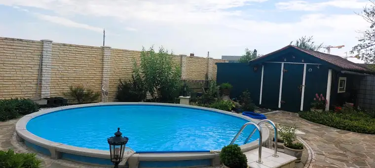 STILVOLLES ZIEGELMASSIVHAUS IN GRÜNRUHELAGE MIT POOL IN TRUMAU