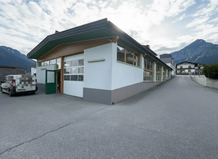 Tischlerei pachten mit Büro im Tiroler Unterland zwischen Jenbach und Wörgl, Eingang Zillertal