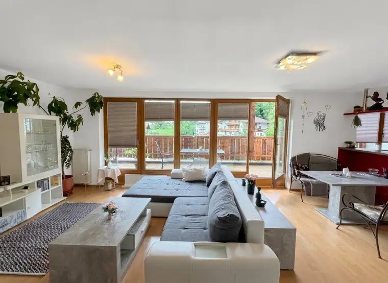 Großzügige 4-Zimmer-Wohnung mit Panoramabalkon, Kachelofen und Garage in Kaltenbach