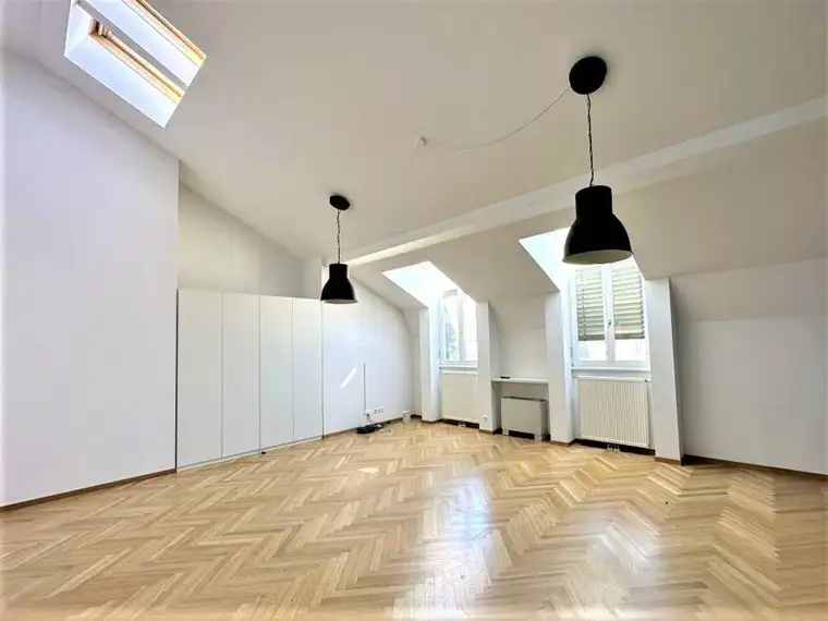 GONZAGAGASSE, BÖRSE-NÄHE, klimatisiertes 122 m2 Dachgeschoss mit 8 m2 Terrasse, 3 Zimmer, Komplettküche, 2 Bäder, Parketten