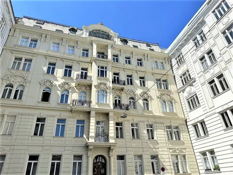 MÖLLWALDPLATZ, TOPGEPFLEGTE 133 m2 ALTBAU, 3 Zimmer, Extraküche, 2 Loggia, Wannenbad, Parketten, 1. Liftstock, U1-Nähe