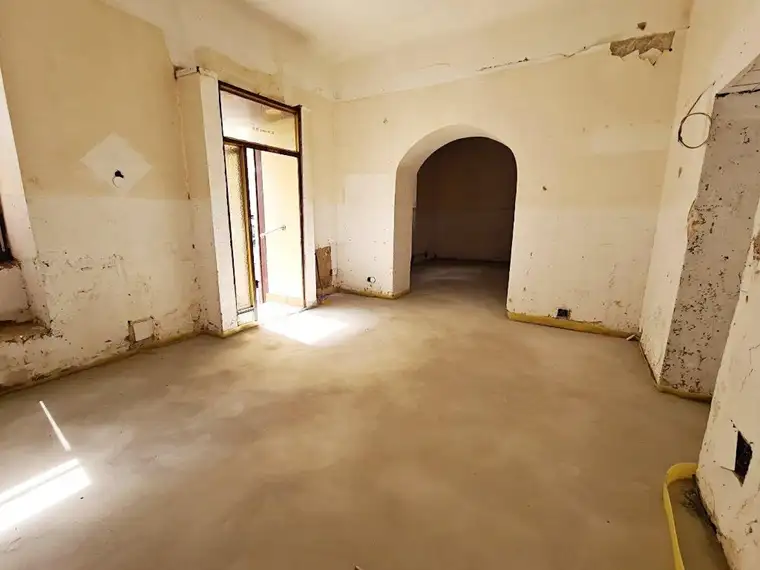 GROSSE MOHRENGASSE, straßenseitiges 77 m2 Geschäftslokal, 3 Zimmer, Nebenräume, Edelrohbau