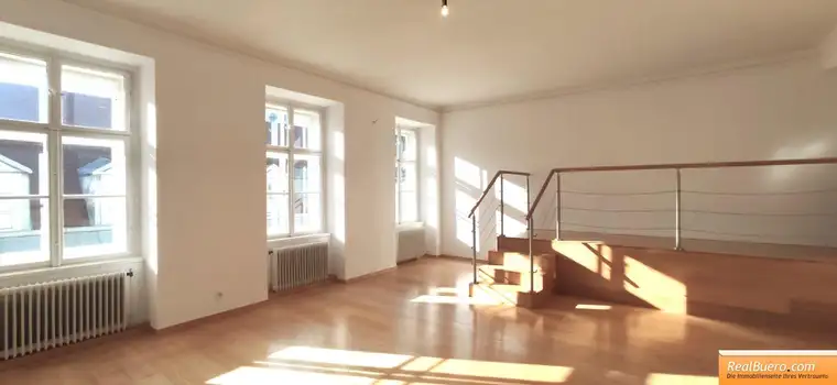 NÄHE STADTPARK: UNBEFRISTET ALTBAUWOHNUNG IN DER REISNERSTRASSSE