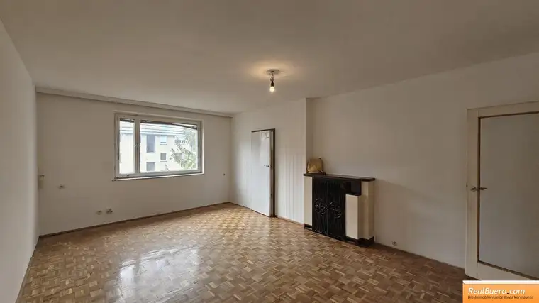 WESTSEITIGE DACHGESCHOSSWOHNUNG IN HOFLAGE