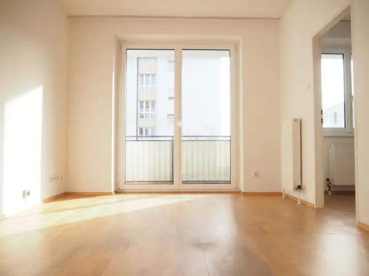 Lenaustraße, sonnige 3-Zimmer-Wohnung mit Loggia, 67 m² WNFL, Küche möbliert, 2. OG mit Lift!